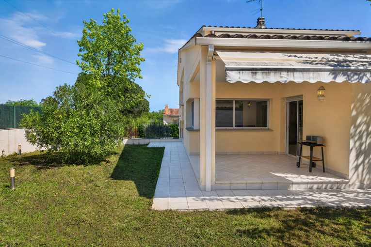 Spacious 4-bedroom detached house with 323 m², private pool and garden, set in a quiet residential area.
