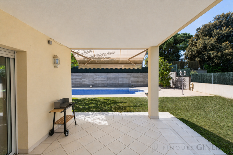 Spacious 4-bedroom detached house with 323 m², private pool and garden, set in a quiet residential area.