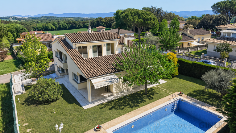 Spacious 4-bedroom detached house with 323 m², private pool and garden, set in a quiet residential area.