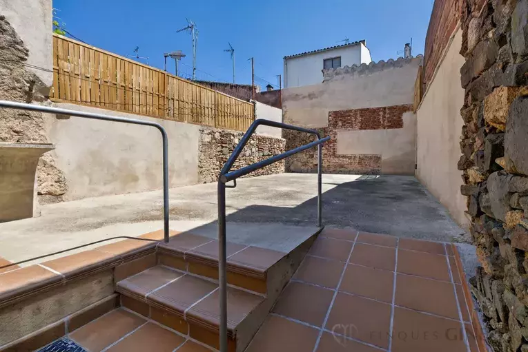 Casa de poble reformada el 2026, amb pati de 50 m² i ubicació excel·lent.