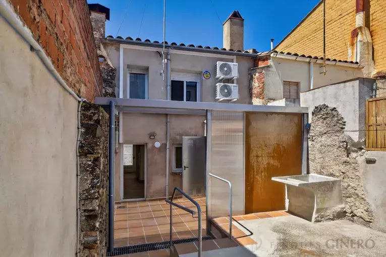 Casa de poble reformada el 2026, amb pati de 50 m² i ubicació excel·lent.