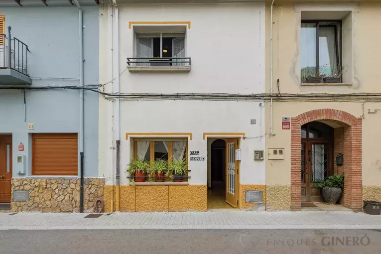 Cal Bonic: a unique 19th-century house with garden, terrace and dual access in the heart of Riudarenes