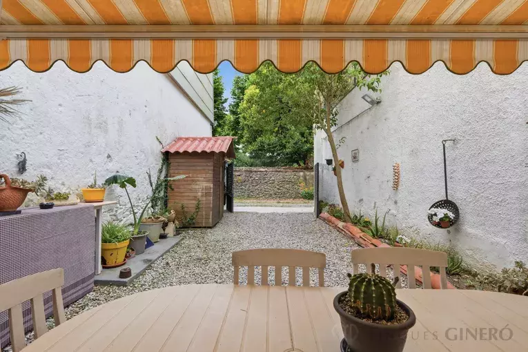 Cal Bonic: a unique 19th-century house with garden, terrace and dual access in the heart of Riudarenes