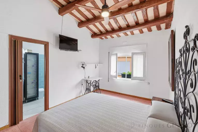 Cal Bonic: a unique 19th-century house with garden, terrace and dual access in the heart of Riudarenes