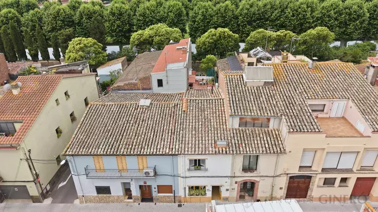 Cal Bonic: a unique 19th-century house with garden, terrace and dual access in the heart of Riudarenes