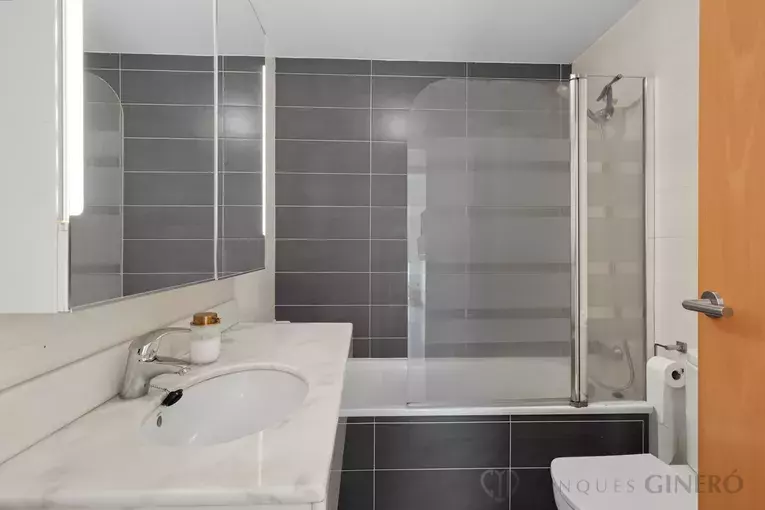 Two-bedroom apartment with parking and lift in Sant Dalmai