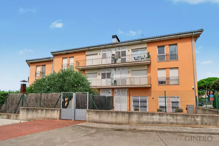 Two-bedroom apartment with parking and lift in Sant Dalmai