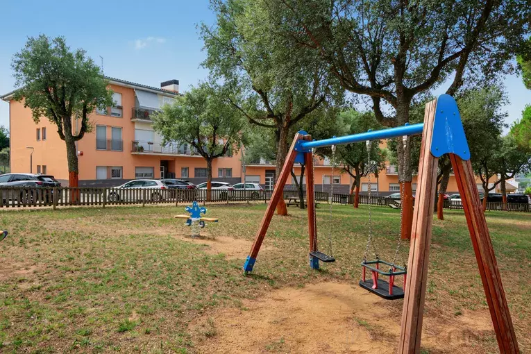 Two-bedroom apartment with parking and lift in Sant Dalmai