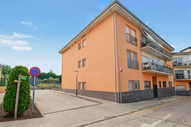 Two-bedroom apartment with parking and lift in Sant Dalmai