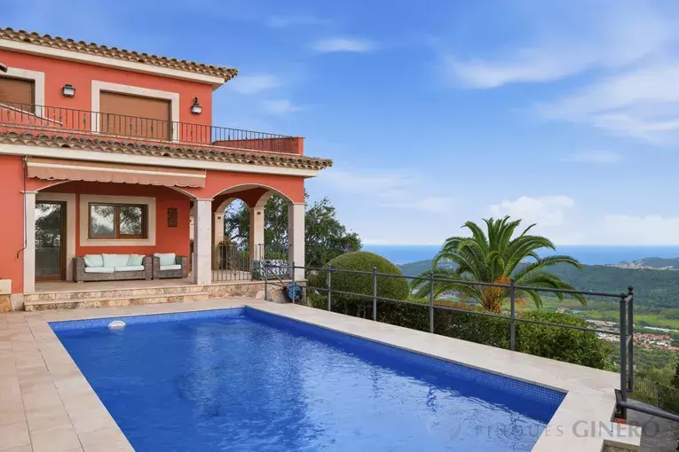Exclusiva casa amb vistes panoràmiques al mar i màxima privacitat a Les Teules