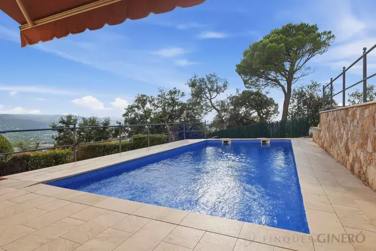 Exclusiva casa amb vistes panoràmiques al mar i màxima privacitat a Les Teules