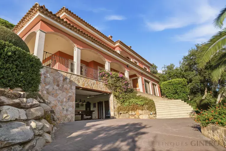 Exclusiva casa amb vistes panoràmiques al mar i màxima privacitat a Les Teules