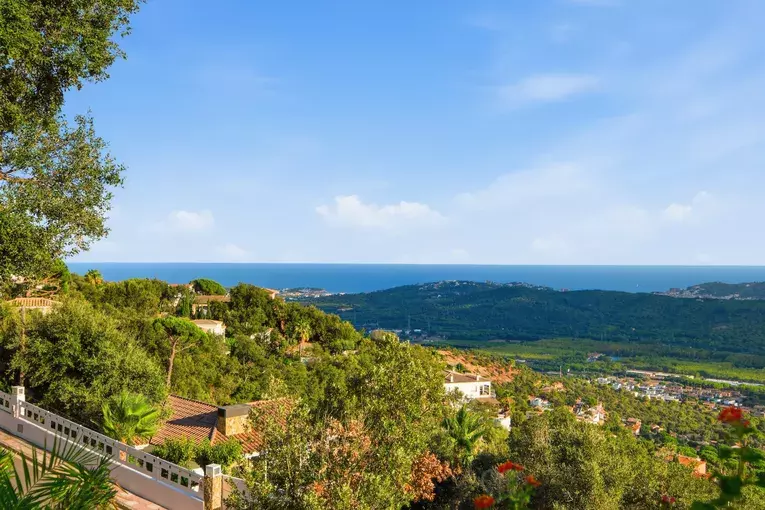 Exclusiva casa amb vistes panoràmiques al mar i màxima privacitat a Les Teules