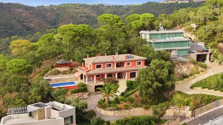 Exclusiva casa amb vistes panoràmiques al mar i màxima privacitat a Les Teules