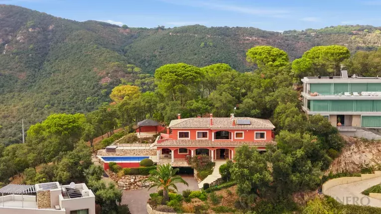 Exclusiva casa amb vistes panoràmiques al mar i màxima privacitat a Les Teules