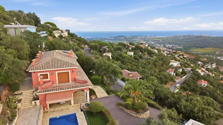 Exclusiva casa amb vistes panoràmiques al mar i màxima privacitat a Les Teules