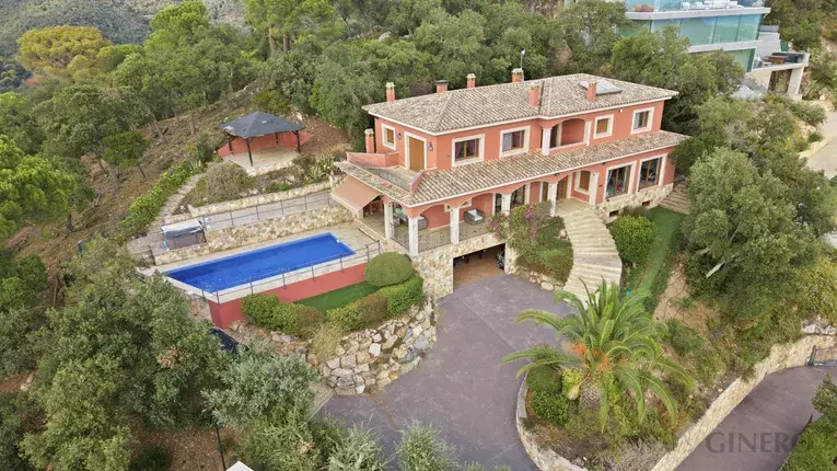 Exclusiva casa amb vistes panoràmiques al mar i màxima privacitat a Les Teules