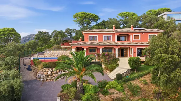 Exclusiva casa amb vistes panoràmiques al mar i màxima privacitat a Les Teules