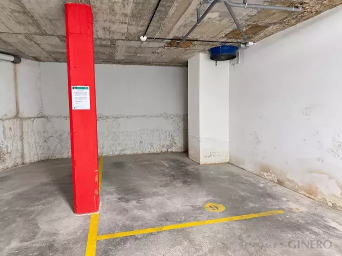 Plaça d’aparcament àmplia amb accés mitjançant elevador – Girona, prop de la Devesa