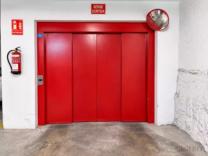 Plaça d’aparcament àmplia amb accés mitjançant elevador – Girona, prop de la Devesa