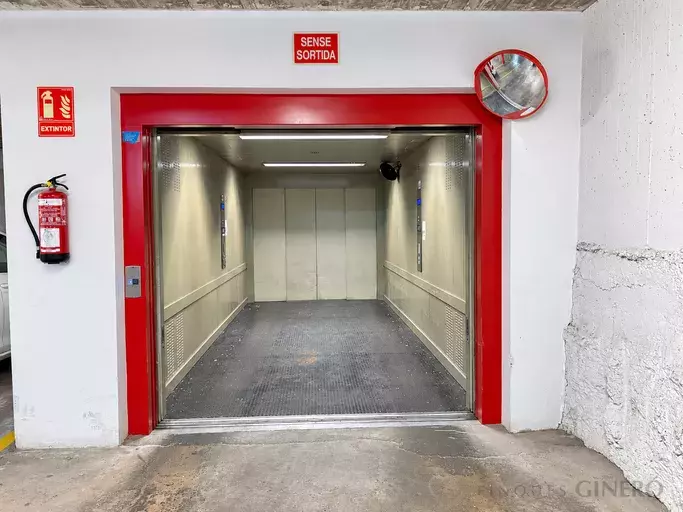 Plaça d’aparcament àmplia amb accés mitjançant elevador – Girona, prop de la Devesa
