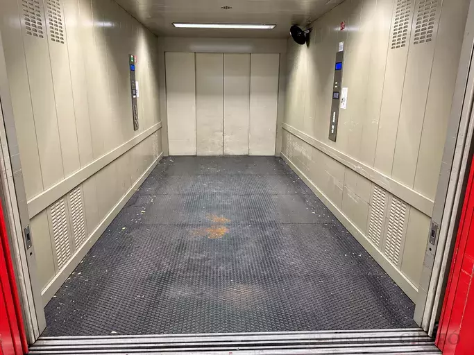 Plaça d’aparcament àmplia amb accés mitjançant elevador – Girona, prop de la Devesa