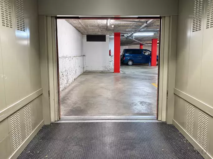 Plaça d’aparcament àmplia amb accés mitjançant elevador – Girona, prop de la Devesa