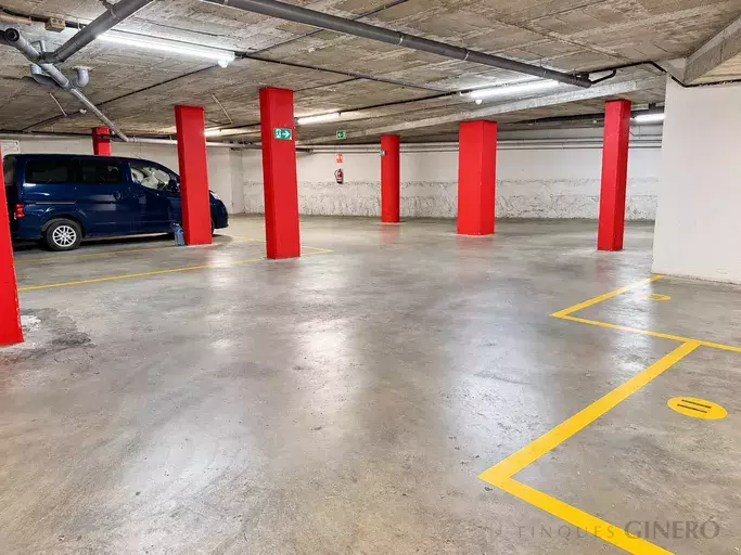 Plaça d’aparcament àmplia amb accés mitjançant elevador – Girona, prop de la Devesa