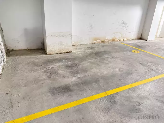Plaça d’aparcament àmplia amb accés mitjançant elevador – Girona, prop de la Devesa