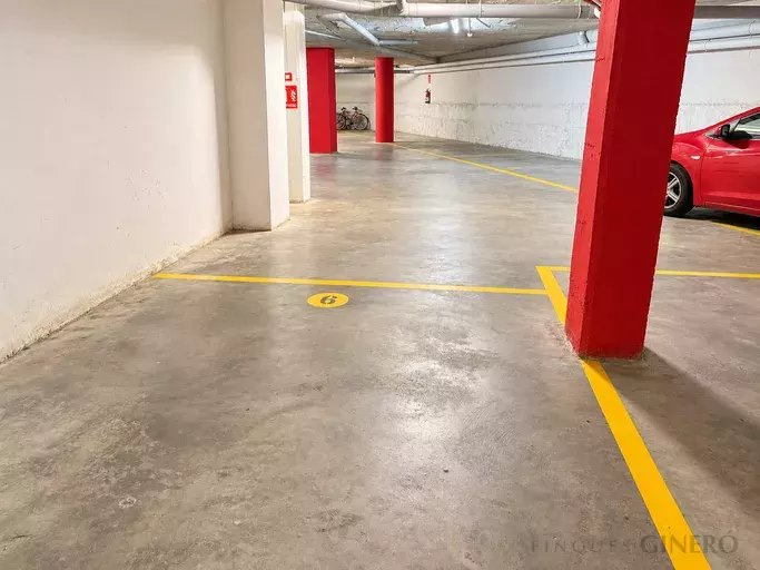 Plaça d’aparcament àmplia amb accés mitjançant elevador – Girona, prop de la Devesa