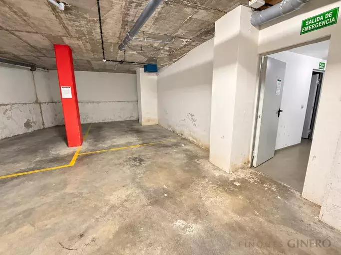 Plaça d’aparcament àmplia amb accés mitjançant elevador – Girona, prop de la Devesa