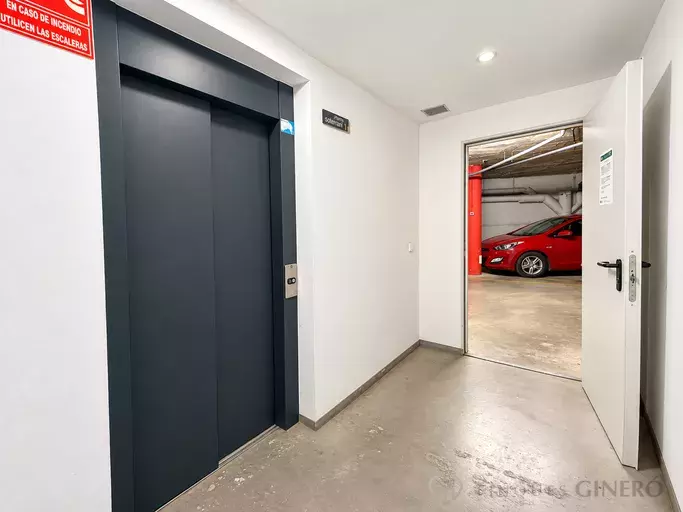 Plaça d’aparcament àmplia amb accés mitjançant elevador – Girona, prop de la Devesa