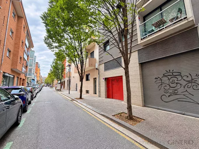 Plaça d’aparcament àmplia amb accés mitjançant elevador – Girona, prop de la Devesa