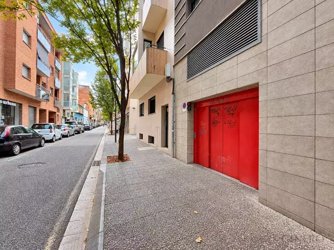 Plaça d’aparcament àmplia amb accés mitjançant elevador – Girona, prop de la Devesa