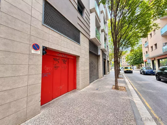 Plaça d’aparcament àmplia amb accés mitjançant elevador – Girona, prop de la Devesa