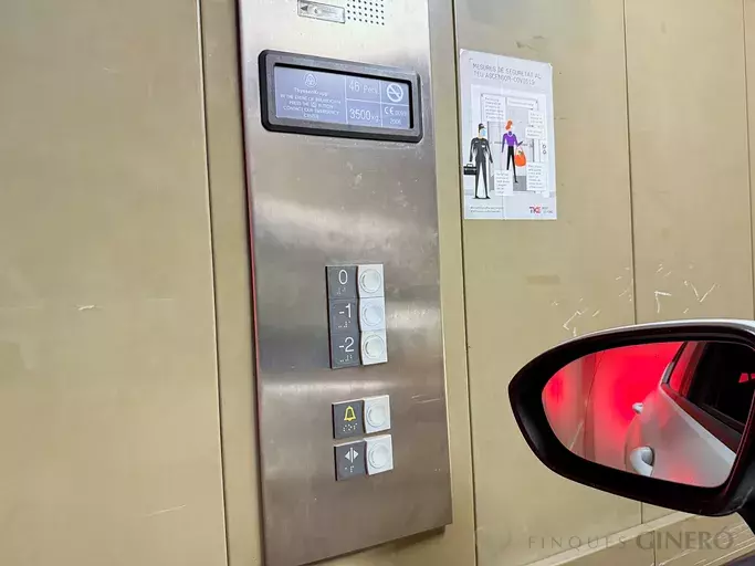 Plaça d’aparcament àmplia amb accés mitjançant elevador – Girona, prop de la Devesa