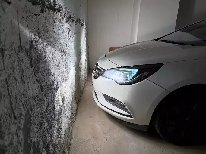 Plaça d’aparcament àmplia amb accés mitjançant elevador – Girona, prop de la Devesa