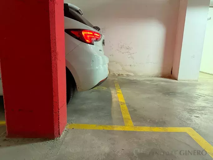 Plaça d’aparcament àmplia amb accés mitjançant elevador – Girona, prop de la Devesa