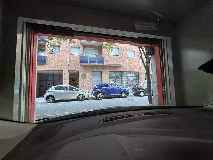 Plaça d’aparcament àmplia amb accés mitjançant elevador – Girona, prop de la Devesa