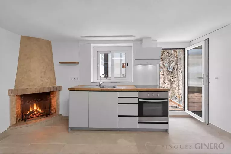 Renovated village house in 2026, with a 50 m² patio and excellent location.