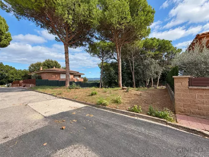 URBAN PLOT OF 906 M² IN CAN JORDI, RIUDELLOTS DE LA SELVA, WITH FRONTAGE ON TWO STREETS AND POSSIBLE SUBDIVISION