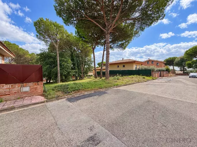 URBAN PLOT OF 906 M² IN CAN JORDI, RIUDELLOTS DE LA SELVA, WITH FRONTAGE ON TWO STREETS AND POSSIBLE SUBDIVISION