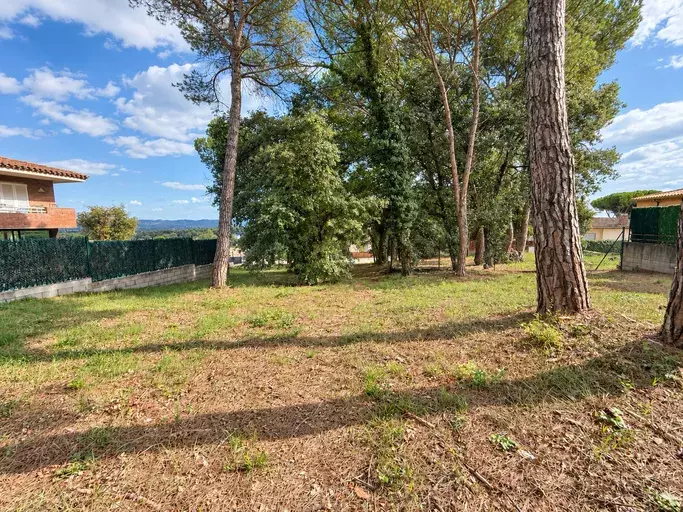 URBAN PLOT OF 906 M² IN CAN JORDI, RIUDELLOTS DE LA SELVA, WITH FRONTAGE ON TWO STREETS AND POSSIBLE SUBDIVISION