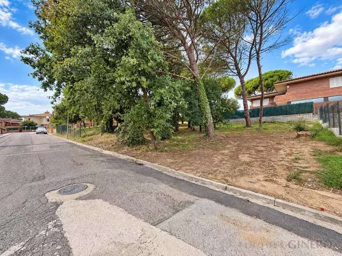 URBAN PLOT OF 906 M² IN CAN JORDI, RIUDELLOTS DE LA SELVA, WITH FRONTAGE ON TWO STREETS AND POSSIBLE SUBDIVISION